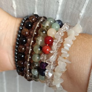 Pulseras de minerales variados