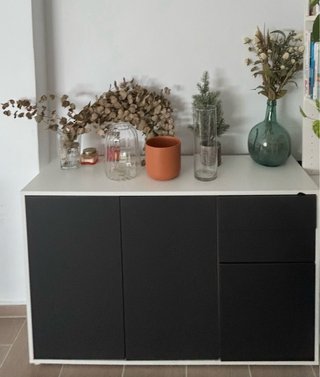 Mueble recibidor blanco y negro