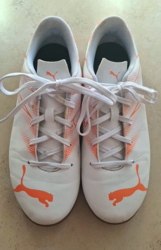 Botines de fútbol Puma blancos y naranjas