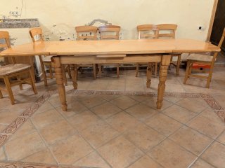Mesa y sillas de madera