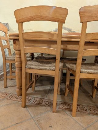 Mesa y sillas de madera