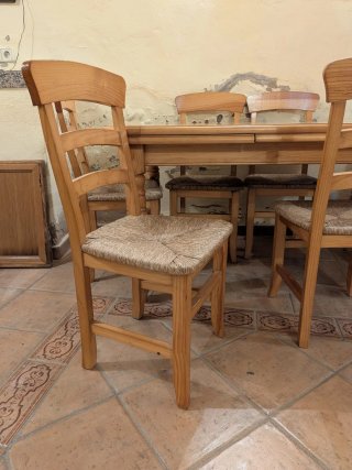 Mesa y sillas de madera