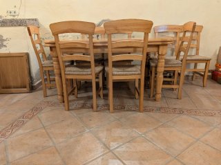Mesa y sillas de madera