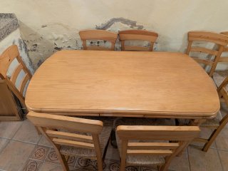 Mesa y sillas de madera