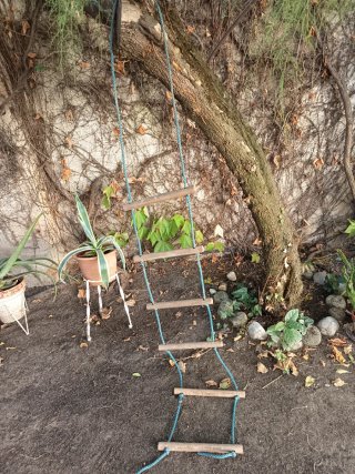 Escalera de cuerda y madera