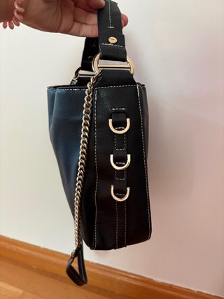 Bolso Negro Zara con hebillas