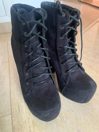 Botines Negros de Tacón con Cordones