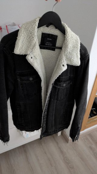 Chaqueta Vaquera Negra Bershka con Borrego