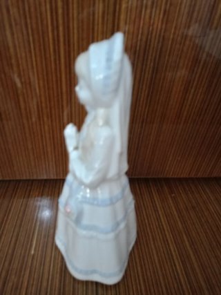 Figura de porcelana niña rezando
