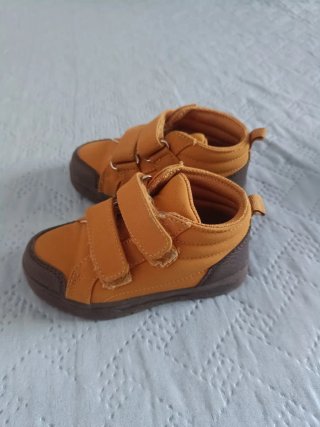 Botas infantiles color mostaza