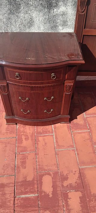 Dormitorio de Madera con Cabecero y Mesitas