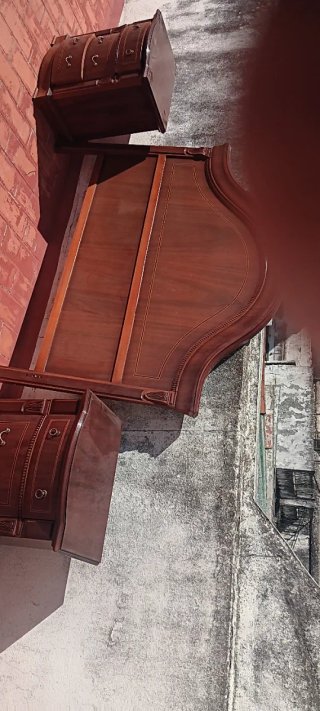 Dormitorio de Madera con Cabecero y Mesitas