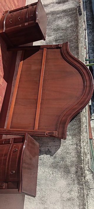 Dormitorio de Madera con Cabecero y Mesitas