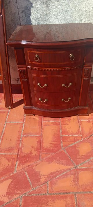 Dormitorio de Madera con Cabecero y Mesitas