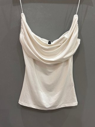 Top blanco con escote drapeado