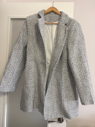 Chaqueta gris con estampado