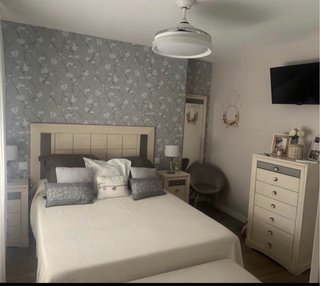 Conjunto dormitorio: cabecero, cómoda, mesitas,