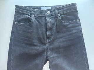 Pantalón vaquero negro y recto Bershka