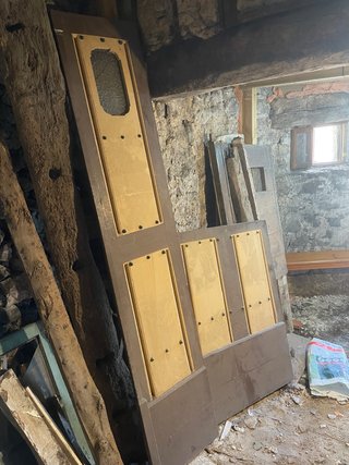 Puerta de castaño de tres hojas con herrajes.