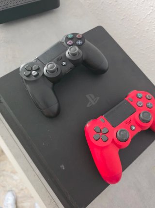 PS4 (PlayStation 4) Negra y Roja