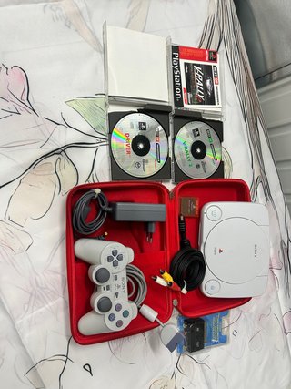 Consola PlayStation One (PS One) con accesorios