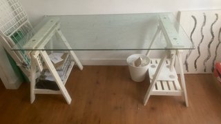 Escritorio de Cristal con Caballetes Blancos