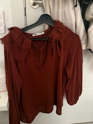 Blusa Zara granate con volantes