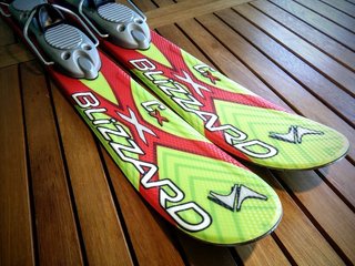SNOWBLADES. ESQUIS CORTOS. BIG FOOT. FREESTYLE.