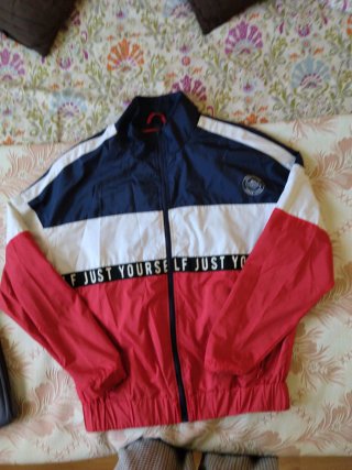 Chaqueta chándal estilo urbano