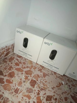 Cámaras Arlo Essential interiores y exteriores.
