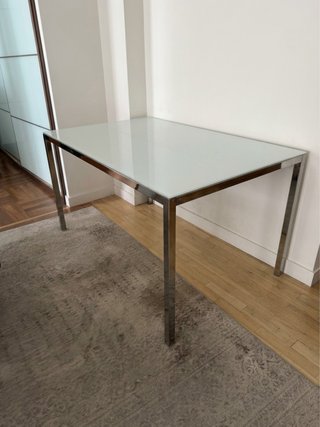Mesa de cristal y metal