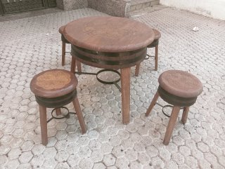 Mesa redonda de madera con 3 taburetes