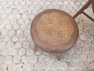 Mesa redonda de madera con 3 taburetes