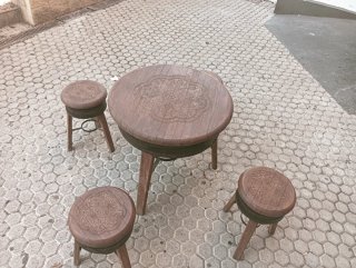 Mesa redonda de madera con 3 taburetes
