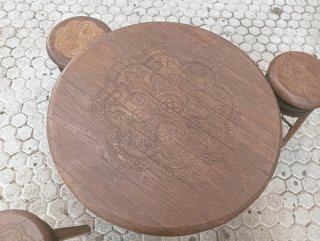 Mesa redonda de madera con 3 taburetes