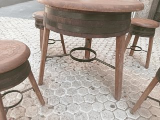 Mesa redonda de madera con 3 taburetes