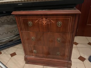 Mesita de noche de madera Lowrey, regala
