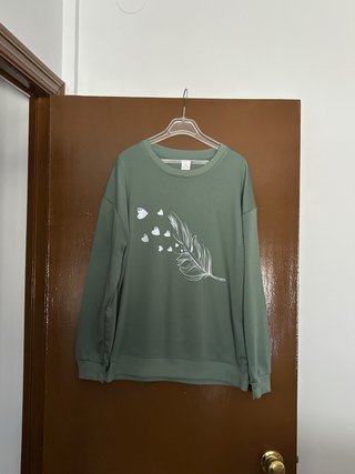Sudadera verde con estampado de pluma