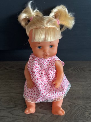 Muñeca Nenuco rubia con vestido floral