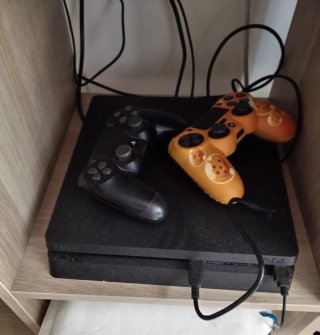 PS4 1 tb , 3 mandos y juegos