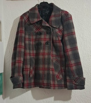 Abrigo estampado cuadros gris y rojo