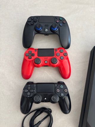 Consola PlayStation 4 (PS4) con 3 mandos