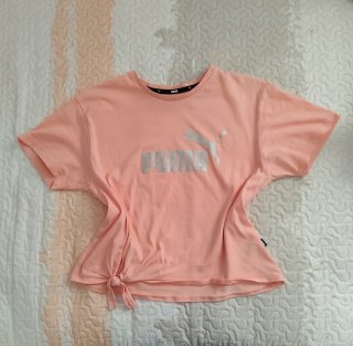 Camiseta Puma Rosa con Logo y Detalle de Nudo