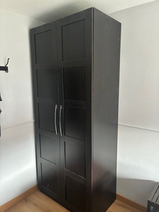 Armario alto y cómoda de madera
