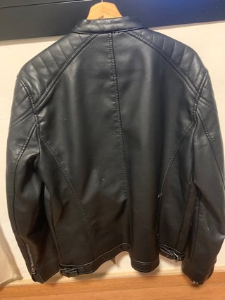 Chaqueta de polipiel Zara negra.