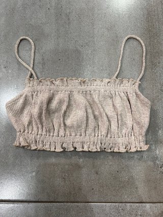 Crop top beige con volantes