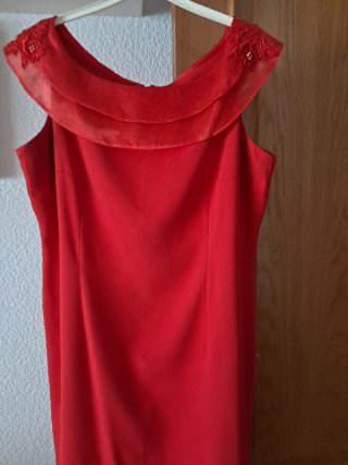 Vestido rojo con volantes y flores, por la rodilla