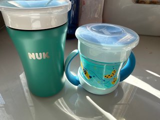 Set de 2 Vasos: NUK y Vaso Metálico