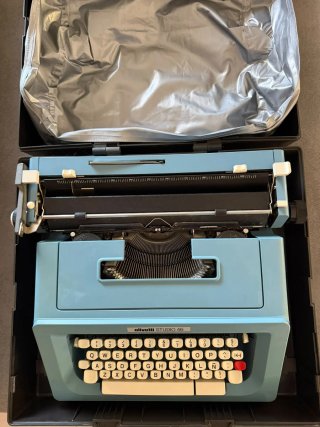 Olivetti Studio 46 Azul