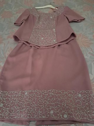 Conjunto de vestir rosa con bordado